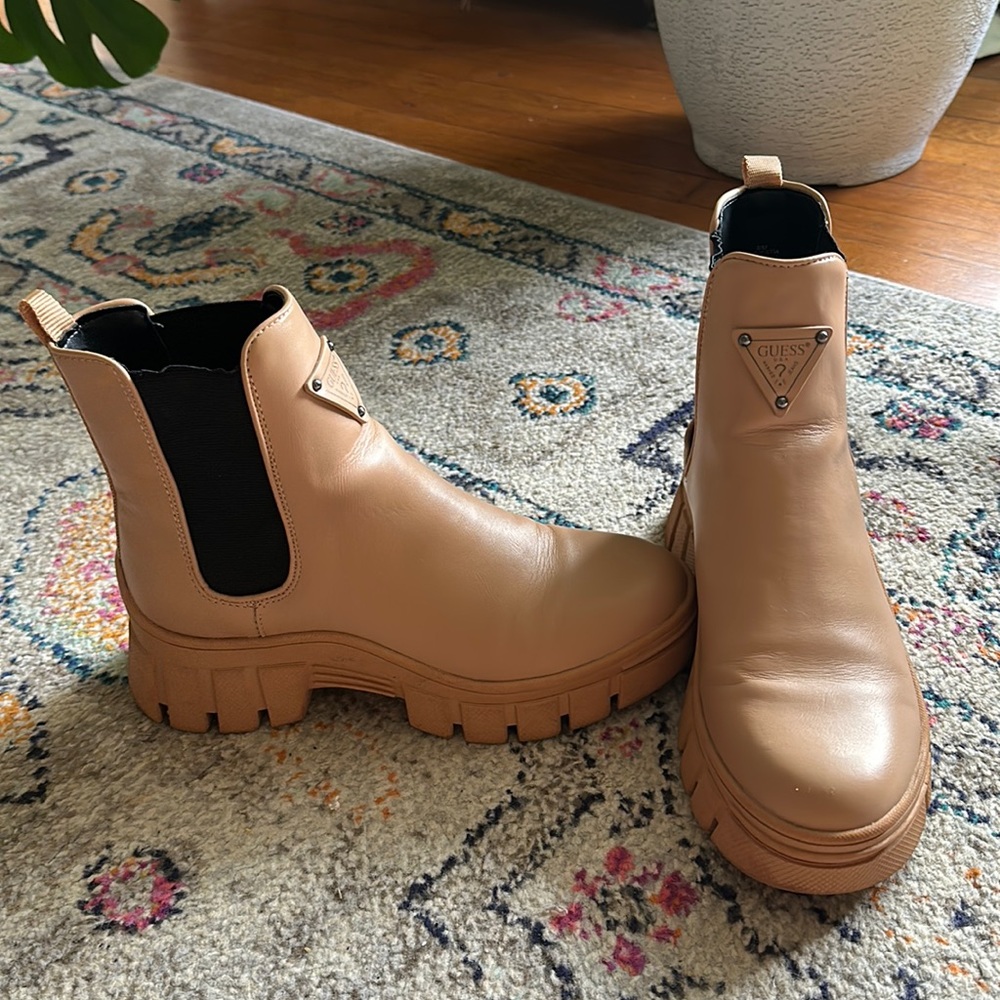 Guess Chelsea ankle boots size 8. Tan and black